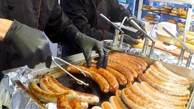 غذای خیابانی در اتریش؛ از سوسیس تا پای سیب در بازار وین (فیلم)