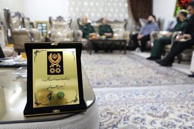 تقدیم لوح درجۀ رشادت سردار سرلشکر شهید عباس نیلفروشان به خانواده ایشان