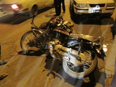 ببینید | لحظه تلخ تصادف موتور با پژو ۲۰۶ داخل تونل؛ راکب موتور زیر چرخ خودروهای عبوری پرت شد!