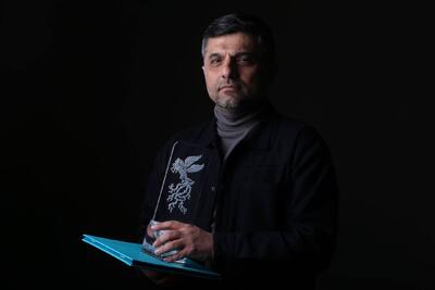 برنده سیمرغ بلورین بهترین پوسترجشنواره فیلم فجر ۴۳؛ انرژی طراح و هنرمند باید معطوف به حقیقت کاری که می‌کند باشد