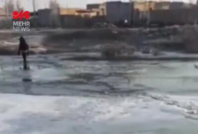 تصاویر دلخراش از معلمی که دانش‌آموزان را بر دوش از رودخانه به سرکلاس می‌برد