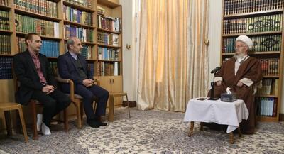 آیت الله مکارم شیرازی: برخی محتواهای شبکه نمایش خانگی برای جوانان بدآموز است و باعث انحراف آن‌ها می‌شود