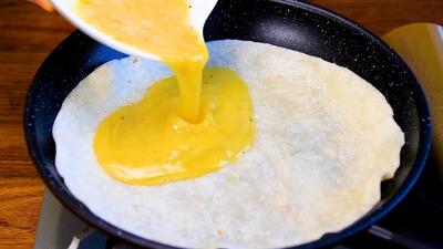 طرز تهیه پیتزا برای صبحانه / دستور پخت صبحانه سلطنتی با نان لواش
