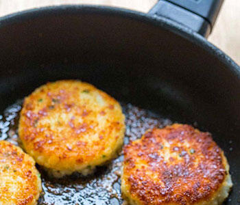 طرز تهیه پنکیک سیب زمینی با پنیر پارمزان - فراشپز