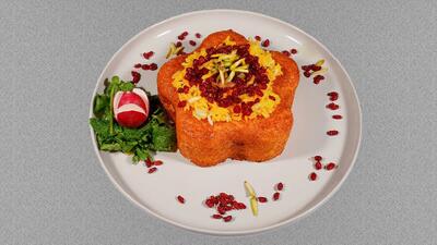 ته‌ چین مجلسی با مرغ؛ برنجی زعفرانی و طعمی بی نظیر / ماست را با زعفران مخلوط کنید!
