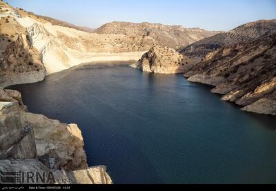 پسماندهایی که زیبایی دریاچه سد کارون ۴ نازیبا می‌کند