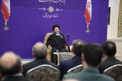 امام جمعه اردبیل: علل وقوع انقلاب را برای نسل جوان تبیین کنیم