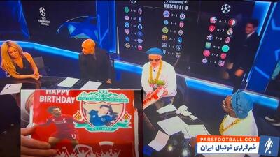 کیک تولد با عکس محمد صلاح در جشن تولد جیمی کرگر! - پارس فوتبال
