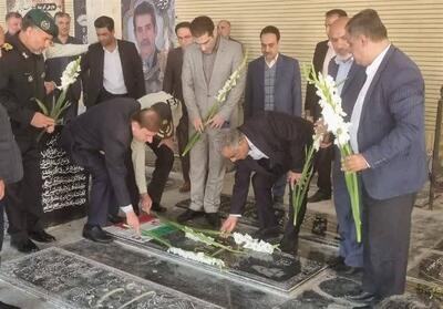 عطرافشانی و گلباران مزار شهدای بوشهر - تسنیم