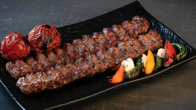 کباب کوبیده رستورانی: گوشتی ترد و خوش‌طعم / نکته: گوشت را با پیاز رنده‌شده مخلوط کنید