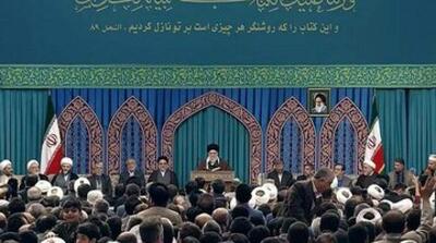 تصاویری از پوشش متفاوت یک زن در دیدار با رهبر انقلاب - مردم سالاری آنلاین