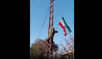 جوان لبنانی در شهرک یارین در جنوب لبنان پرچم ایران را به اهتزار در می‌آورد (فیلم)