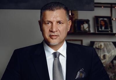 کیک شیک و مبل ساده جشن تولد علی آقا دایی در محاصره گل‌ها - چیدانه