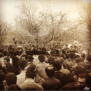 عکس/ شعرخوانی کسرایی شاعر توده در یک جمع انقلابی | اقتصاد24