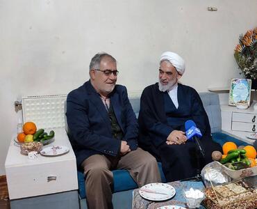 دیدار نماینده رهبر انقلاب با یکی از جانبازان در شهرری