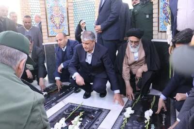 تجدید میثاق رئیس سازمان انرژی اتمی با شهدای شهرستان ورامین 
