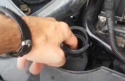 نحوه چک و اضافه کردن آب رادیاتور در خودرو های داخلی / فیلم