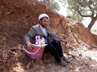 تابوشکنی یک روحانی در مناطق محروم با توزیع نوار بهداشتی/ واکنش کاربران شبکه ایکس؛ «نمیشه بذارنش وزیر آموزش و پرورش؟»/  عکس