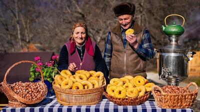 غذای روستایی در آذربایجان؛ پخت پیراشکی فندقی (فیلم)