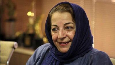 با افتخار دست همه همکارانم را اعم از خانم یا آقا را می‌فشارم