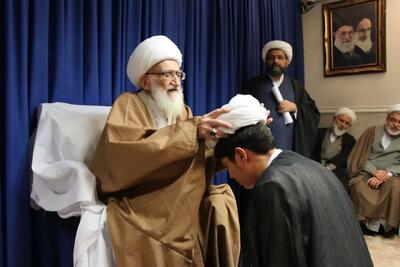 مراسم عمامه‌گذاری طلاب حوزه علمیه قم با حضور آیت الله نوری همدانی