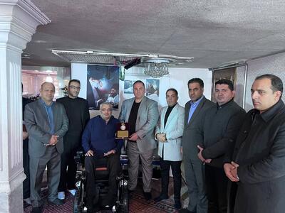 قهرمان پاورلیفتینگ مدال خود را به سردار ناصر دستاری اهدا کرد