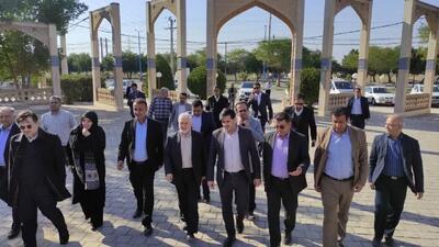 ادای احترام معاون وزیر میراث فرهنگی به آرامگاه قیصر امین‌پور