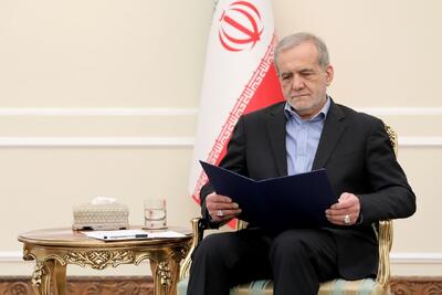 دیدار سفرای جدید سوئد و جمهوری چک در تهران با رئیس جمهوری/ هدیه تاریخی سفیر جدید پراگ در تهران به پزشکیان چه بود؟