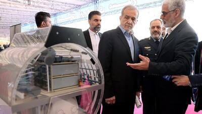 بازدید رئیس‌جمهور از نمایشگاه توانمندی‌های دفاعی - شهروند آنلاین