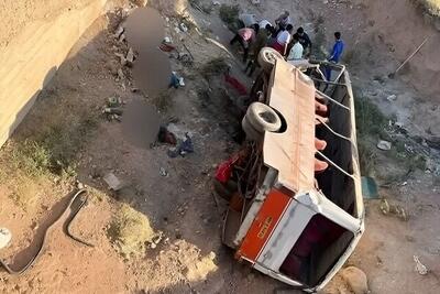 سقوط وحشتناک مینی بوس به دره در خوزستان / انتقال ۱۱ مصدوم به بیمارستان