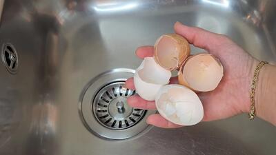 نحوه استفاده از پوست تخم مرغ برای جرمگیری و برق انداختن سطوح