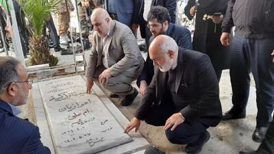 فیلم| غبار روبی گلزار شهدای جنگ تحمیلی با حضور استاندار خوزستان
