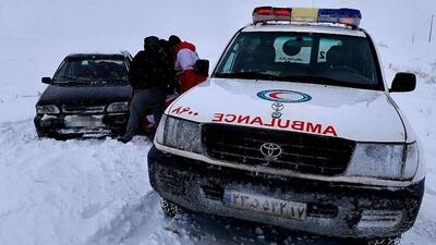۲ مادر باردار با کمک هلال احمر آذربایجان‌غربی از برف و کولاک رهایی یافتند