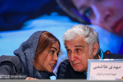 تصاویر | حرف‌های درگوشی مهدی هاشمی؛ قاب‌هایی از نشست خبری فیلم «مرد آرام»