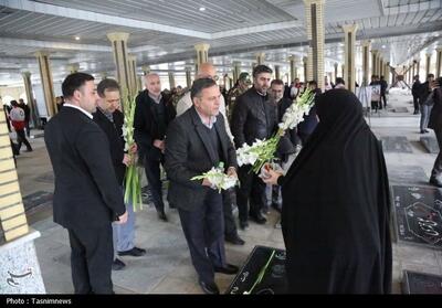 غبارروبی مزار شهدای زنجان+تصویر - تسنیم