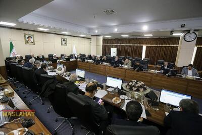 غیبت سعید جلیلی و احمدی نژاد در جلسه کمیسیون ویژه بررسی FATF در مجمع تشخیص/ لاریجانی با ماسک آمد، میرسلیم با کلاه همیشگی+تصاویر