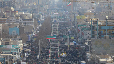 برگزاری راهپیمایی ۲۲ بهمن/ پایتخت‌نشینان حاضر در میدان + تصاویر