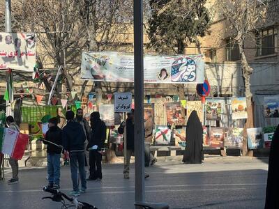 عکس/ بنر عجیب ظریف گورِ تو گم کن در راهپیمایی ۲۲ بهمن | اقتصاد24