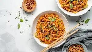 طرز تهیه نودل فوری با تخم مرغ و سبزیجات