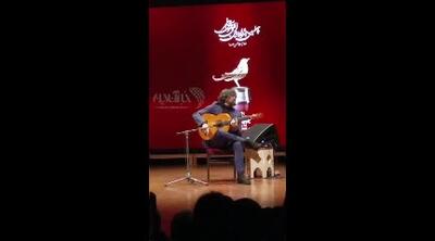 بخشی از هنرنمایی نوازنده چیره‌دست اسپانیایی در دومین شب جشنواره موسیقی فجر