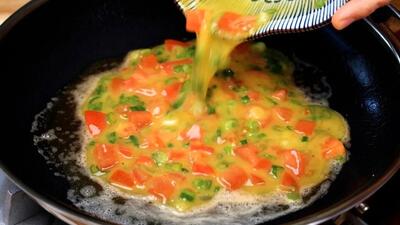 طرز تهیه یک غذای ارزان و سریع با نان تست، گوجه و تخم مرغ (فیلم)