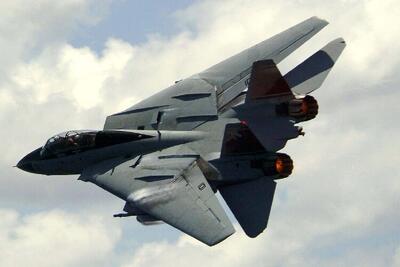 تصاویری جذاب از مانور جنگنده F-14 و جمع‌کردن بال‌ها