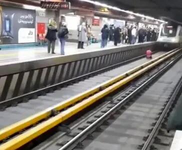 ویدیویی از اقدام یک مرد جوان برای خودکشی در ایستگاه مترو هفت تیر تهران که با تلاش شهروندان و متقاعد کردن وی، ناکام ماند
