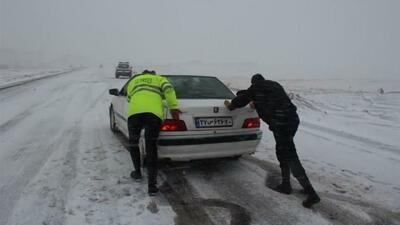 بارش برف و باران در ۱۰ محور مواصلاتی