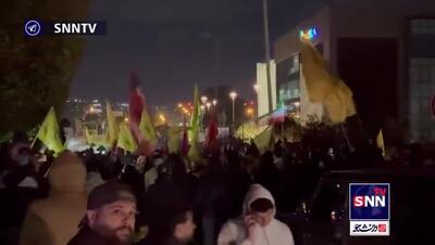 شعار «ایران، ایران» معترضان لغو پرواز تهران - بیروت در خیابان‌های منتهی به فرودگاه رفیق حریری بیروت