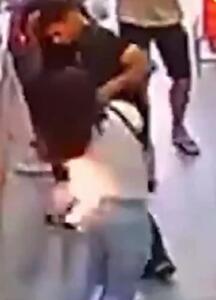 فیلم انفجار ناگهانی گوشی در جیب زن جوان / او دچار سوختگی شدید شد