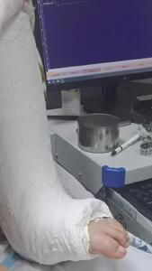 دختر 18 ساله برای حفظ آبرو از پل عابرپیاده به پایین پرید / دو زورگیر به او حمله کرده بودند + فیلم