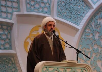 تلاوت قرآن در منزل فضای خانواده را ملکوتی و معنوی می‌کند - تسنیم