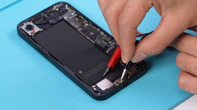 اپل با روش الکتریکی کم‌ولتاژ تعویض باتری آیفون 16e را آسان‌تر کرد