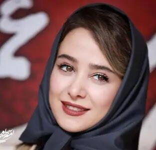 تصویر پارسا پیروزفر کنار نفس بازغی و الناز حبیبی در  اختتامیه نمایشگاه نقاشی